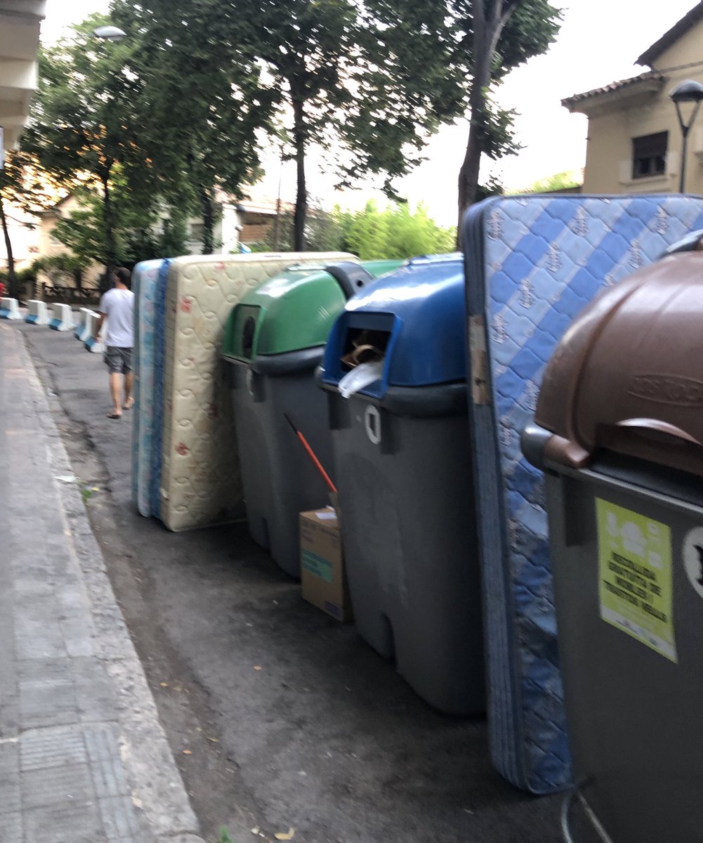 xivu's tweet photo. A #Girona a vegades som capaços de tenir un servei de neteja com cal i d’altres vegades permetem tenir els contenidors com avui, amb una botiga de matalassos a l’aire lliure. “Multarem qui deixi mobles o escombraries fora dels contenidors” deien l’@alcaldessa_gi i en @martiteres https://t.co/Fc3Z2cibN1