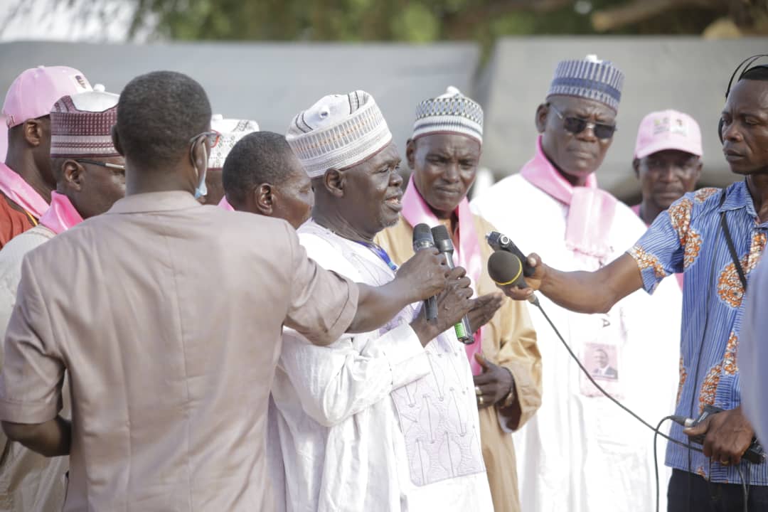 mohamedbazoum's tweet photo. Poursuite de la tournée de proximité et de prise de contact avec les structures du PNDS TARAYYA, de la région de Tahoua
#Etape de #Karofane en images https://t.co/Ubh901Z0QJ