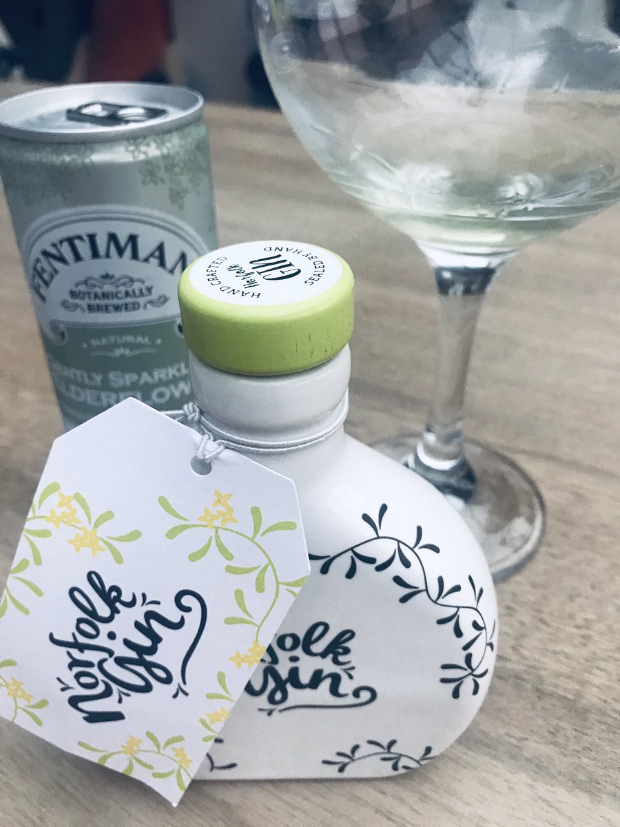 hayleyloz's tweet photo. When the boss comes back from a week away and brings you this back, my boss is better than yours!!! #mybossisbetterthanyours #ginlover #ealife #ExecutiveAssistant https://t.co/90JWyuHB1C