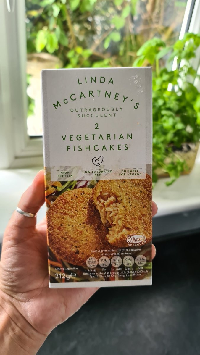 Aaronvegan's tweet image. 'Fishcakes' with Tartare Sauce, Skins on Wedges, Peas, Carrots &amp;amp; Organic Ketchup.

Baking potatoes cut into wedges &amp;amp; baked in extra virgin olive oil &amp;amp; pink salt.

@MrOrganic ketchup which is so thick &amp;amp; tasty.

#veganfish #fishfree #veganjunkfood #veganism