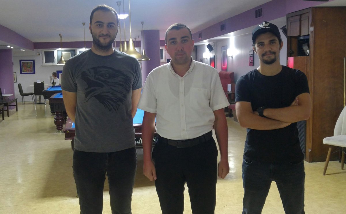 Nihayet Omayracafe'ye gidip Furkan Gök başkanla tanışma fırsatı bulduk. Misafirlerine gayet ilgili, yemeklet oldukça lezzetli ve ucuz. Hayatımda ilk kez bilardo oynadım ve arkadaşımı az farkla yendim😄 biraz uluslararası bi hava sezdim. Alman turistlerin uğrak noktası gibi...