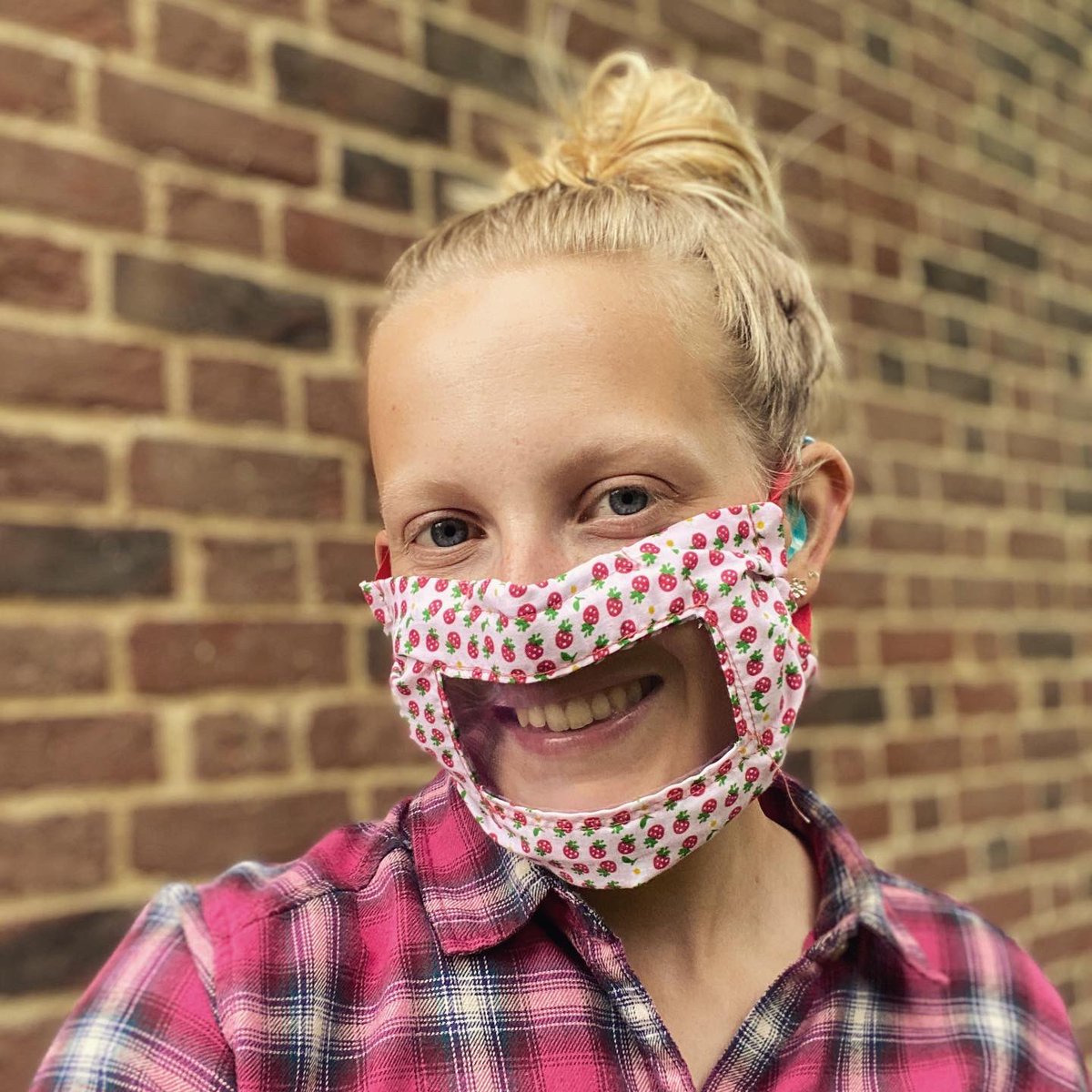 deafieblogger's tweet photo. ❗️Tips on how to communicate with #facemasks/ #facecoverings❗️

Communication is a barrier for #deaf people, and with social distancing and face coverings, it’s harder for us to communicate as we rely on lipreading and facial expressions.

Full post:
https://t.co/oXPhqCLIIq https://t.co/FbFgMUOOUU