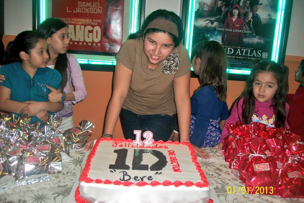 beregocar's tweet image. Bere Directioner tuvo su fiesta de cumpleaños de One Direction y en el cine 😂❤️🥳
#10YearsOf1D 
#onedirection10years 
#10YearsWithOneDirection