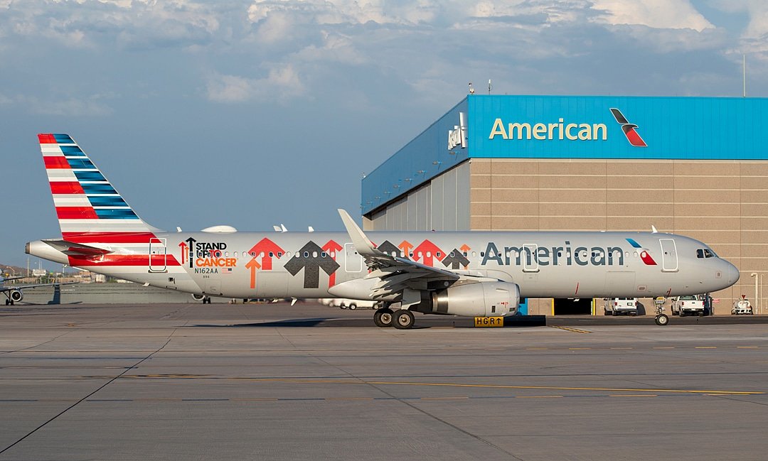 The #StandUpToCancer livery made another visit to @PHXSkyHarbor yesterday. Here it is taxiing by our hangar. #Airbus #A321 @SU2C #SU2C #Planespotting #FlyPHX