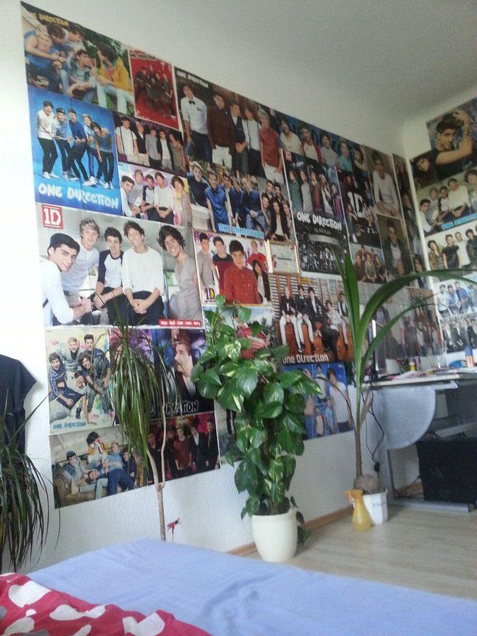 German1DTeam's tweet photo. Was waren eigentlich eure One Direction „Sünden“ während 2010-2015? 😄 Ich kann mit Stolz sagen, dass das mein Jugendzimmer 2011-2016 war! 😍 https://t.co/XT92sXZkXF