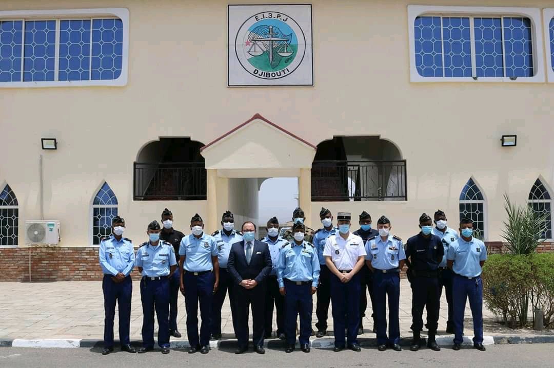 GDjiboutienne's tweet photo. Le 23/07/2020,I'Ambassadeur de #France à #Djibouti Antoine Guillois s'est rendu à #EI3PJ de la #GendarmerieDjiboutienne afin d'y remettre un don en matériel de protection contre le Covid-19 de son côté Col ZAKARIA HASSAN #CEMGN a rendu un hommage appuyé à l'ambassadeur de France. https://t.co/I1VcvYiohi