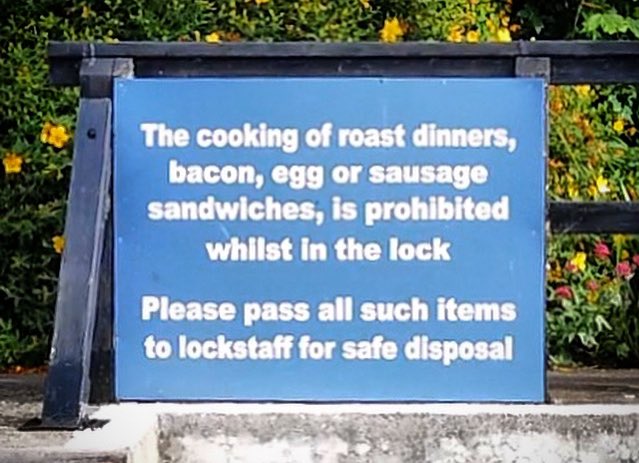 I thought the lock-keeper at Abingdon Lock looked well nourished! 😛😂