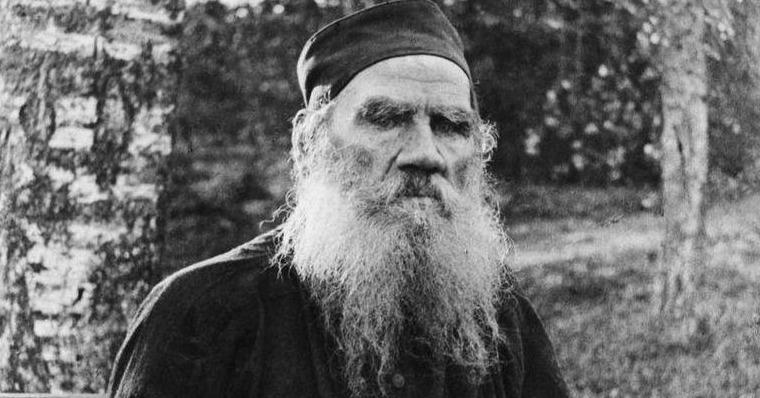 Homme passionné par l'histoire du peuple russe, obsédé par la mort et le bonheur terrestre, tiraillé par des angoisses existentielles, Léon Tolstoï est l'auteur de grands romans épiques qui frappent par le réalisme et l'humilité de leurs personnages. franceculture.fr/emissions/une-…