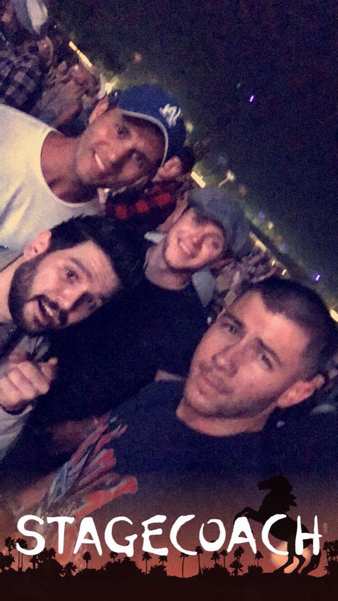 JonasMusicNews's tweet image. Jonas Brothers with One Direction Members A Thread
#ONEDIRECTIONBREAKTHEINTERNET #OneDirection2020 
#10YearsWithOneDirection