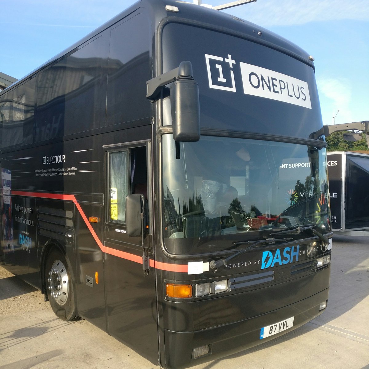 Le_Eyad's tweet photo. @SwyZeOff @oneplus_fr Le Oneplus bus @ruben_teffo https://t.co/NlkWlrqcd0