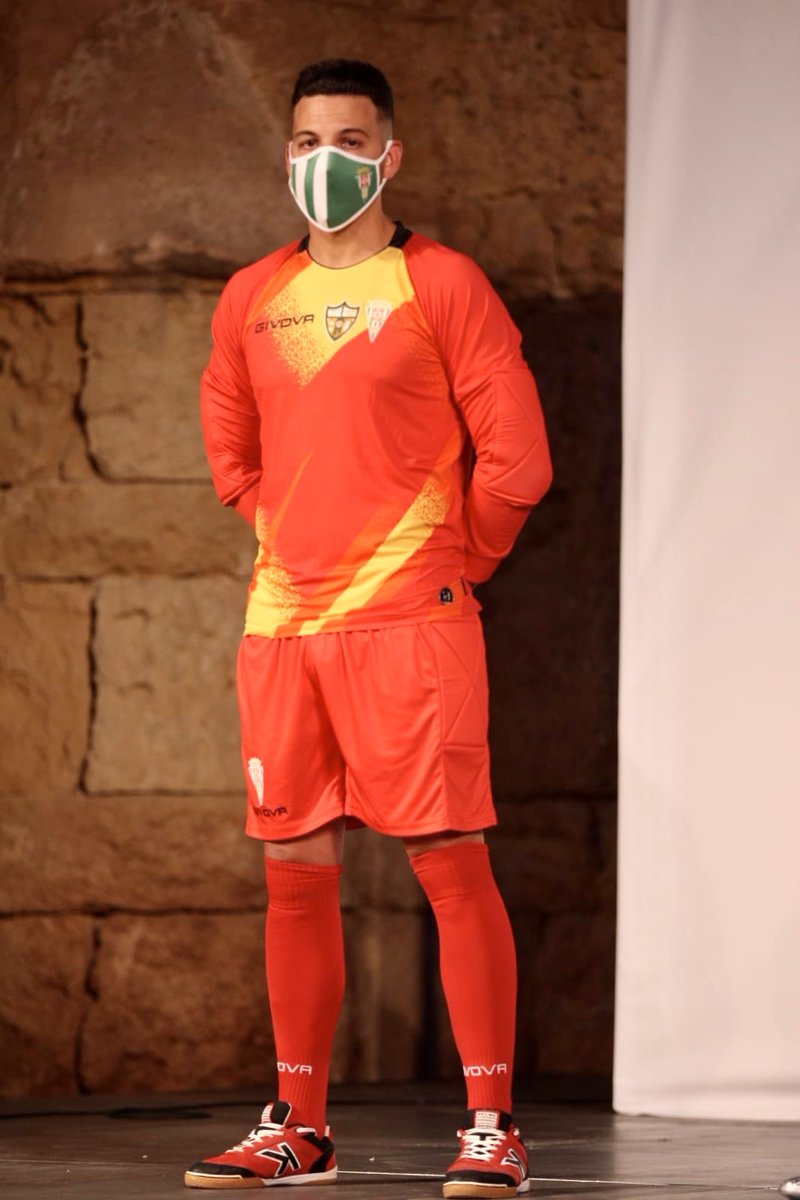 CordobaFutsal's tweet photo. ¡Y aquí las tenemos! Estas serán nuestras equipaciones @GivovaOnline_es para la campaña 20/21. ¡Espectaculares como lucen esos escudos en el pecho! #LNFS #CordobaGivova https://t.co/9yWeRv4AX5