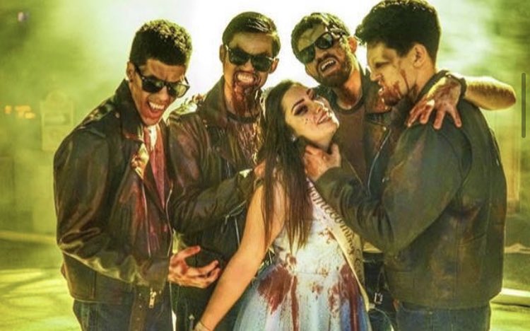 GreaserVamps's tweet photo. 🎶Chances are you believe the stars that fill the skies are in my eyes 🎶  #TBT #Chomp #HHN26 #Universal #Vamp55 #Vampires #HHN https://t.co/w0RJDoanYO