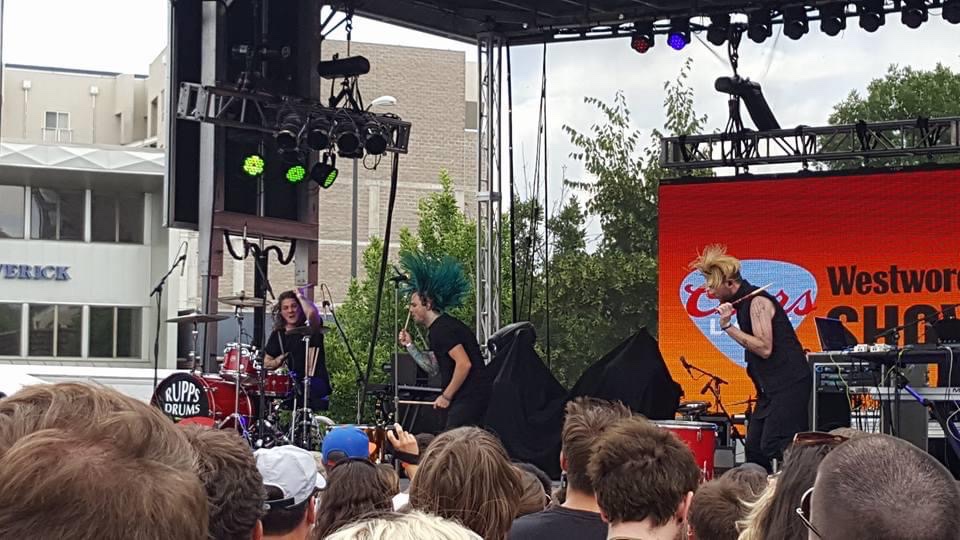 MichJLeary's tweet photo. @LinSmitty ...and then 2 songs later, you played @888theband and (having already planned previous tweet in my head) I had to laugh. Same day as other pic. Love both of them! https://t.co/leY8LEjyR2