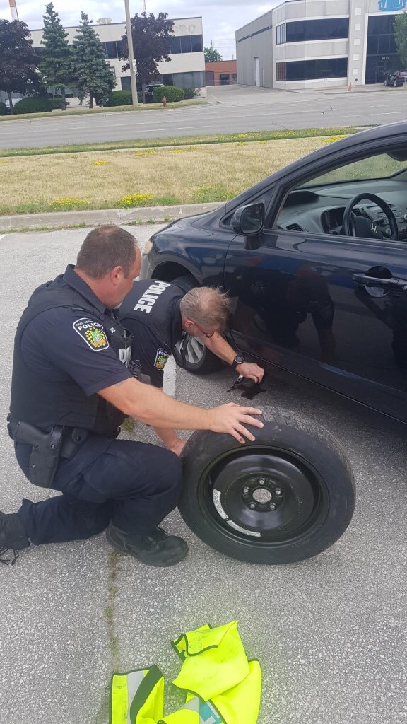 PRPRoadSafety's tweet photo. Earlier today, @PRPRoadSafety officers Brown and Hall encountered a motorist with a flat tire in #Mississauga. They jumped into action changing the flat, and she was able to make the short drive to a service centre for a full tire repair. #AboveAndBeyond #CommunityServants https://t.co/rEDf2aUvhI