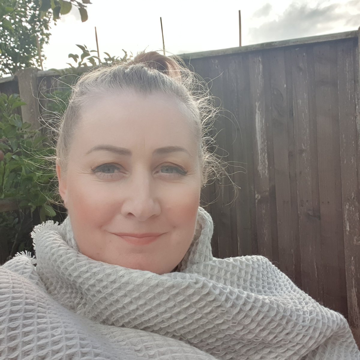 mams_ie's tweet photo. Snug as a bug in a rug! Getting chilly now, so I'm wrapping my gorgeously sift recycled fabric throw from @Primark Wellness range. So soft, so comforting. Love it!! 💘
#iworkwithprimark #giftedbyprimark
#LouthChat https://t.co/2fsiufXNA9