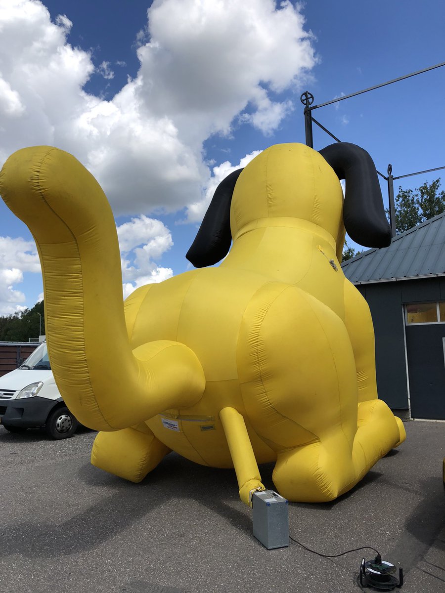 Huur eens een hond! Deze is opblaasbaar en wel 6 meter hoog 🤩 opblaasfiguur.nl
