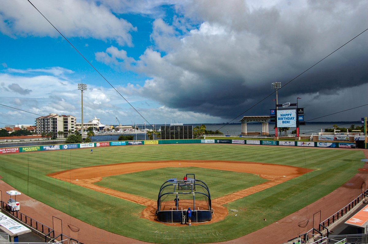 BlueWahoosBBall's tweet photo. Leftfield: Sunshine
Rightfield: Apocalypse
Just another normal day in Florida #BaseballSkies https://t.co/s7Cp6D79Yb