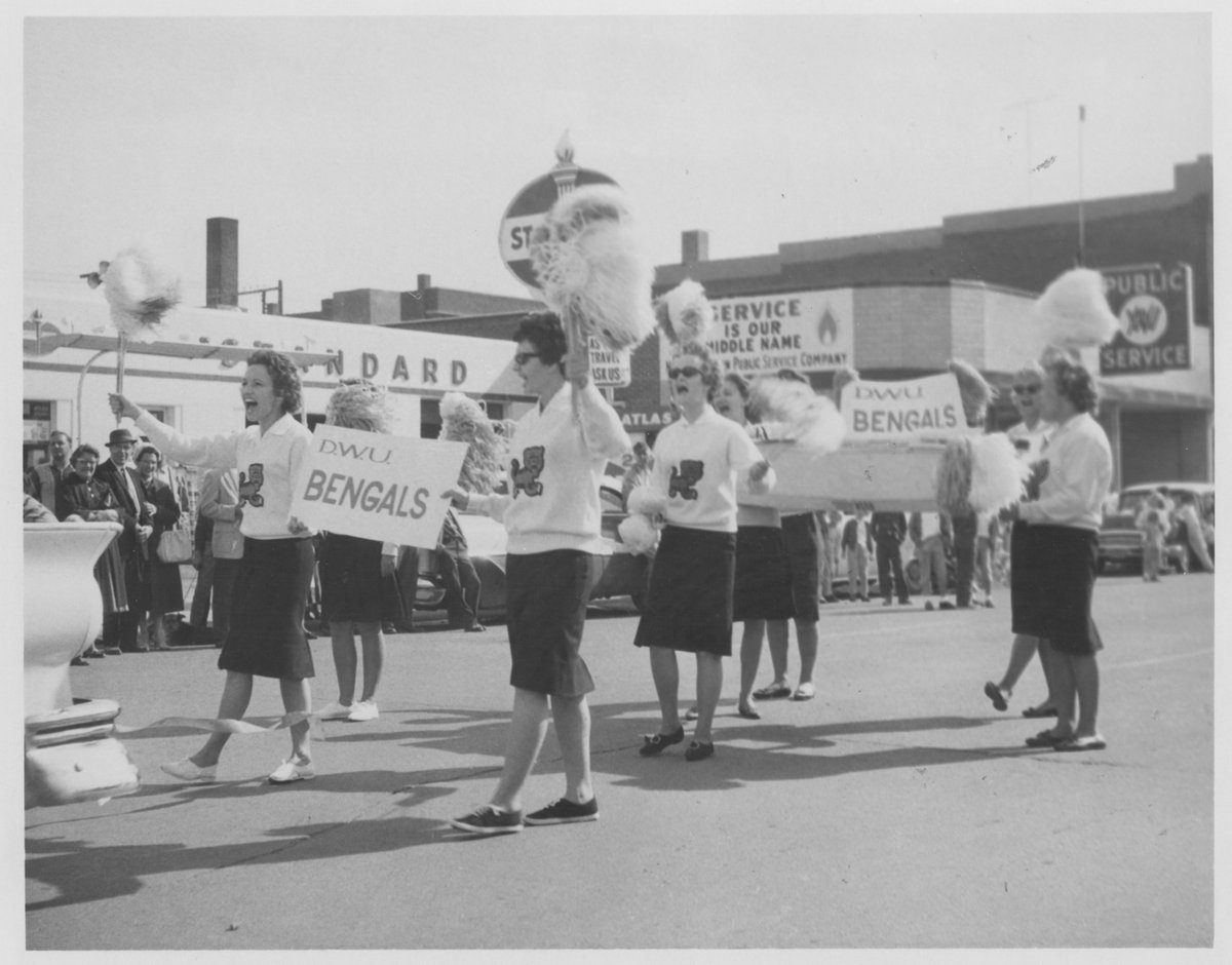 dwusports's tweet photo. #TBT ➡️ Homecoming parade in downtown Mitchell https://t.co/sVGwGDwYam
