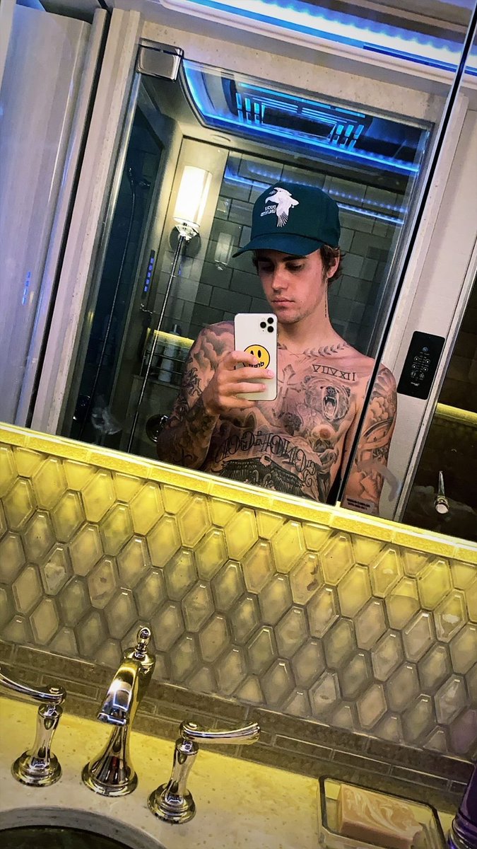 _lenaavalos's tweet photo. "BIEBER IS COMING" 

Sin dudas, este hombre es arteeee🔥 https://t.co/CXaj5djgAw