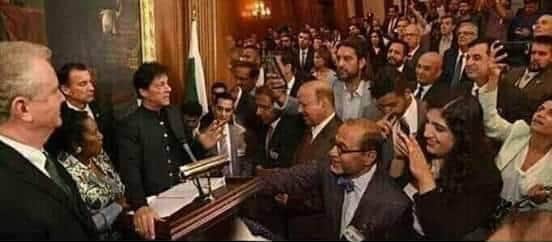 aslm7i's tweet photo. یہ امریکہ کے پارلیمنٹیرین ہیں جن کے ساتھ ہمارے سابقہ لیڈر کھڑے ہو کر سیلفیاں لینا فخر سمجھتے تھے۔ آج وہ سارے پارلیمنٹیرین عمران خان کی تصویر لینا اپنے موبائل سے فخر سمجھتے ہیں۔ نورے جیلے جتنا چاہیں جل سکتے ہیں۔
#IksFrontLine https://t.co/EFrSp17zas
