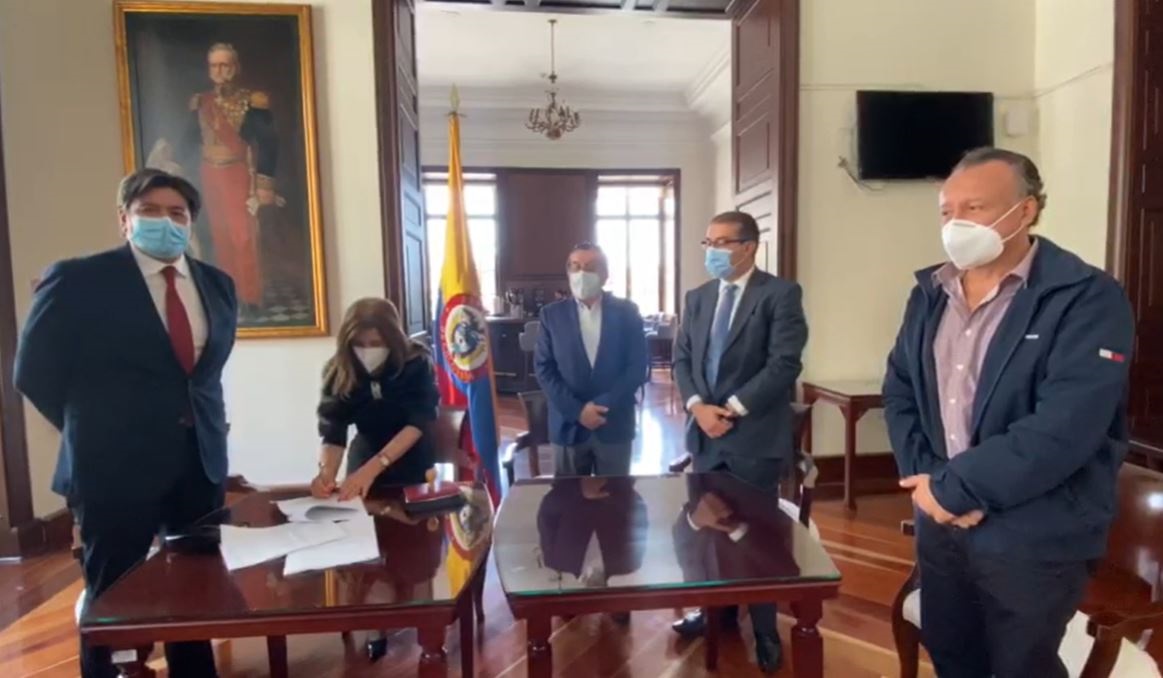 SecreSenado's tweet photo. El senador @fabiangcs en compañía de la bancada del @PCambioRadical radico un PL que pretende reformar el sistema de salud, con el respaldo del @MinSaludCol, Fernando Ruiz Gómez y congresistas de diferentes partidos. @SenadoGovCo @NoticieroSenado @CCongresoSenado #NotiSecSen https://t.co/kdiaqcGEPr
