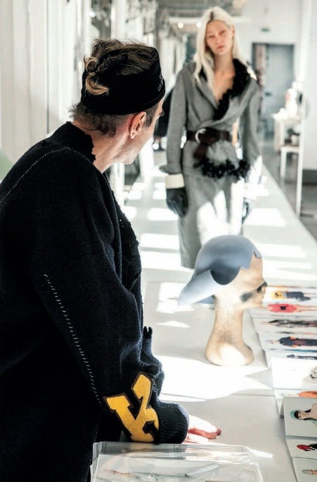 Aitor_salinas's tweet photo. Cuando John Galliano trabajaba en Dior, se refería al taller de Alta Costura como un "laboratorio de ideas a partir del cual declinar el resto de colecciones". En 2003, explicaba al New Yorker ese proceso que, gracias al nuevo documental de Margiela, sabemos que no ha cambiado: https://t.co/IB7STcmKTr