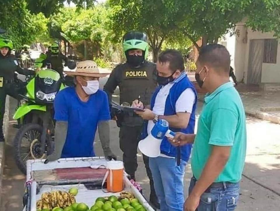 El fiscal y su familia de paseo // La valdiri de rumba // La Yina Calderon con sus putifiestas// El vendedor de aguacate, comparendo. 

En este platanal la ley es pa el más marica.