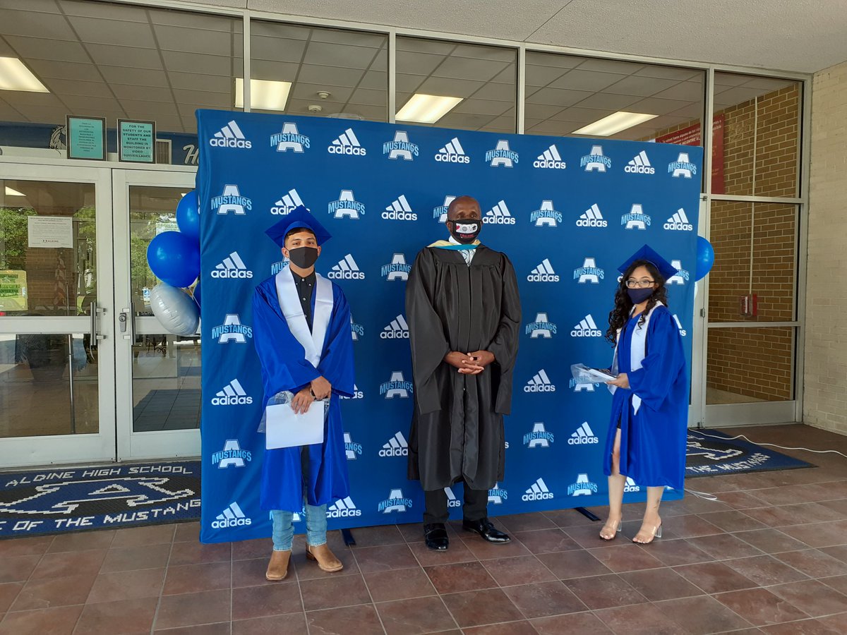 AldineHS_AISD's tweet photo. Our Class of 2020 has been so resilient throughout this entire year, for most of them the start of their lives. They entered during a tragic time for our nation, 9/11 & now they have graduated during a global pandemic. #foreveraligned
Tune in to FB Live on 7/25 at 8:00 a.m. https://t.co/rE7JiGZgkw