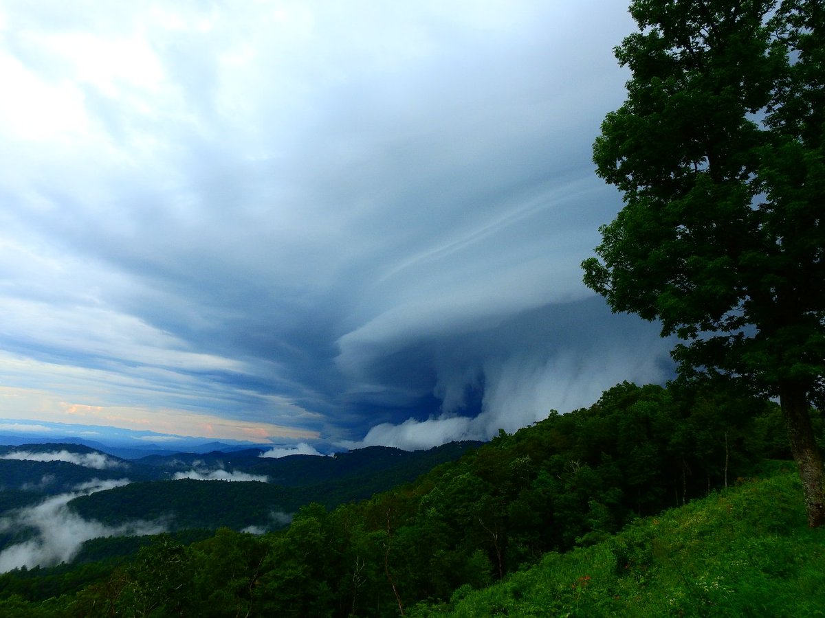 WeatherAubs's tweet photo. This was even better than I expected. 
Severe warned storm as it moved over the Blue Ridge Parkway at Blowing Rock, NC
Incredible!!!! https://t.co/ccKc3yWnMx