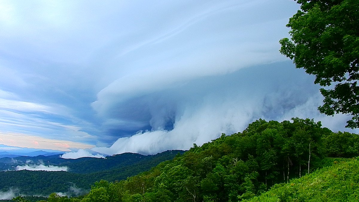 WeatherAubs's tweet photo. This was even better than I expected. 
Severe warned storm as it moved over the Blue Ridge Parkway at Blowing Rock, NC
Incredible!!!! https://t.co/ccKc3yWnMx