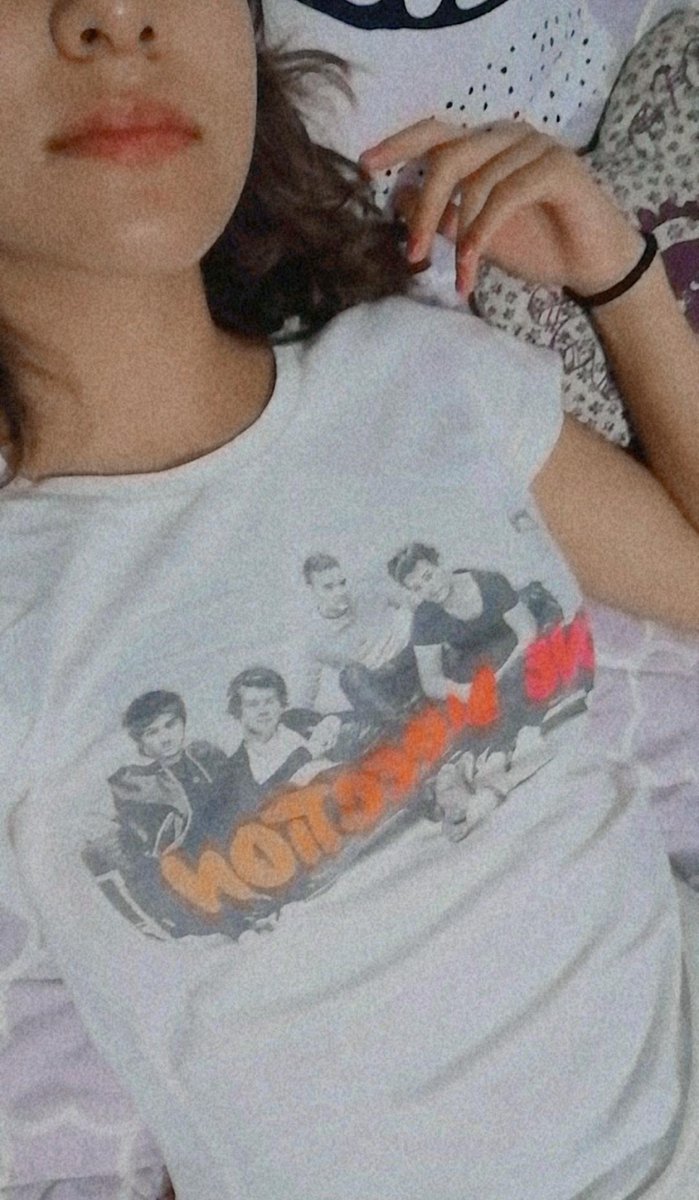 natss_macias's tweet image. Yo sabía que está playera es worth saving para días como hoy #TenYearsOfOneDirection