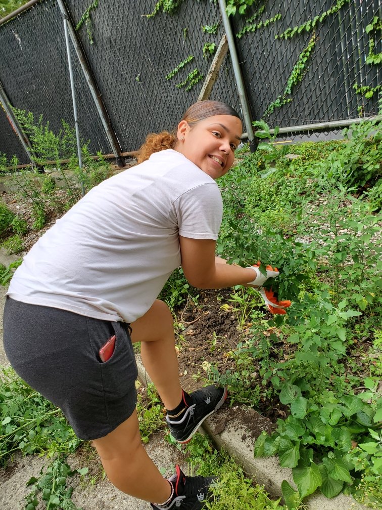 NYPD42Pct's tweet image. #POST2042 did a wonderful 👍 job today volunteering for some community clean up🧹 ! 
#NYPDConnecting #NYPDExplorers #Bronx @NYPDCommAffairs