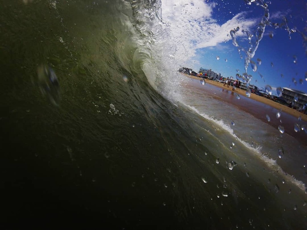 DreadCaptJames's tweet photo. It took a lot of tries, but I was able to get a few shots down the curl! Really proud of this one!

#vacationmode #beachvibes #goprosession4 https://t.co/JJLckfabhL