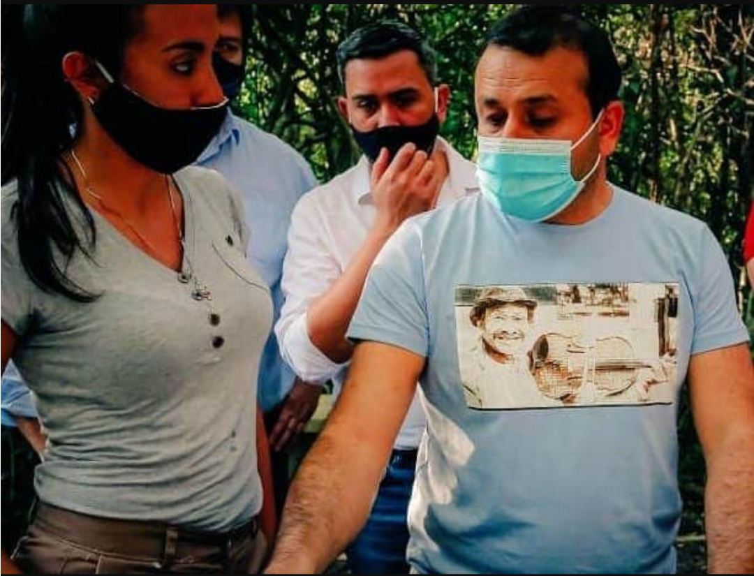 emilysanbria's tweet photo. Amo la remera de mi gober.. @herrerayflia es #Geniolito❤, por la boca de los que deliran con Lacoste🦎😋😋 https://t.co/YPn9JmZDrn