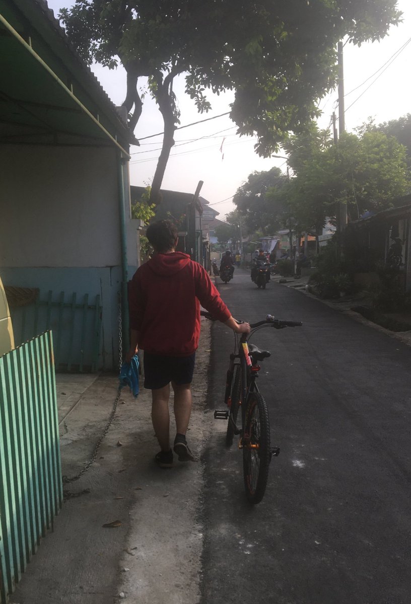 VAsyilia's tweet photo. 🧕🏼 : aku mau sepedaan, temenin ya
🧑🏻 : ya udah tapi aku jogging ya
.
.
.
Dan akhirnya:) https://t.co/UOtRAIUsXt