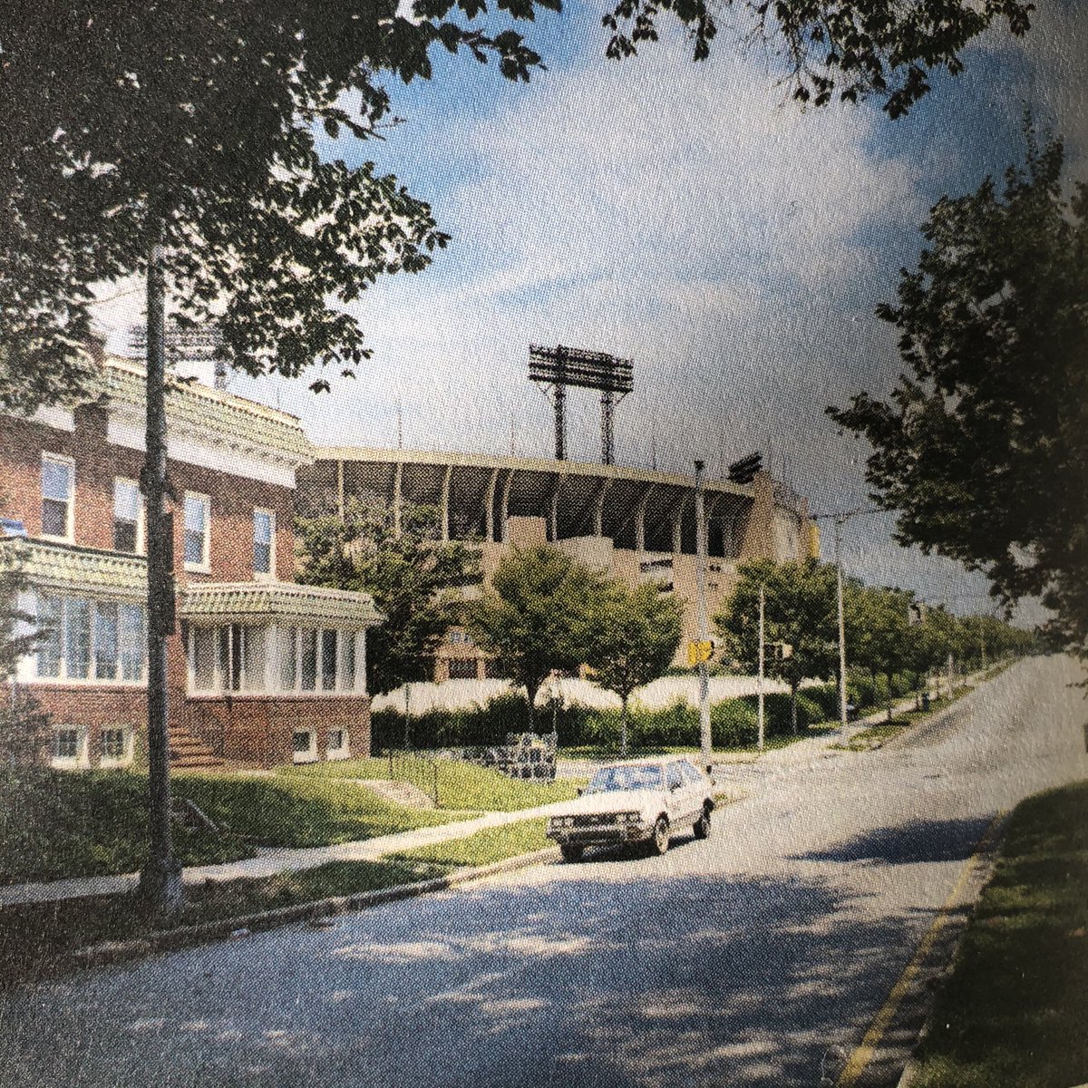 MrChuckD's tweet photo. How many people can conceive of Baltimore Memorial Stadium being in the hood so to speak. I remember seeing guys like Frank Robby at the plAte with somebodys crib beyond the outfield fences and parking lots. RT if you saw a game there or know what I mean... https://t.co/vSs5TwWMPc