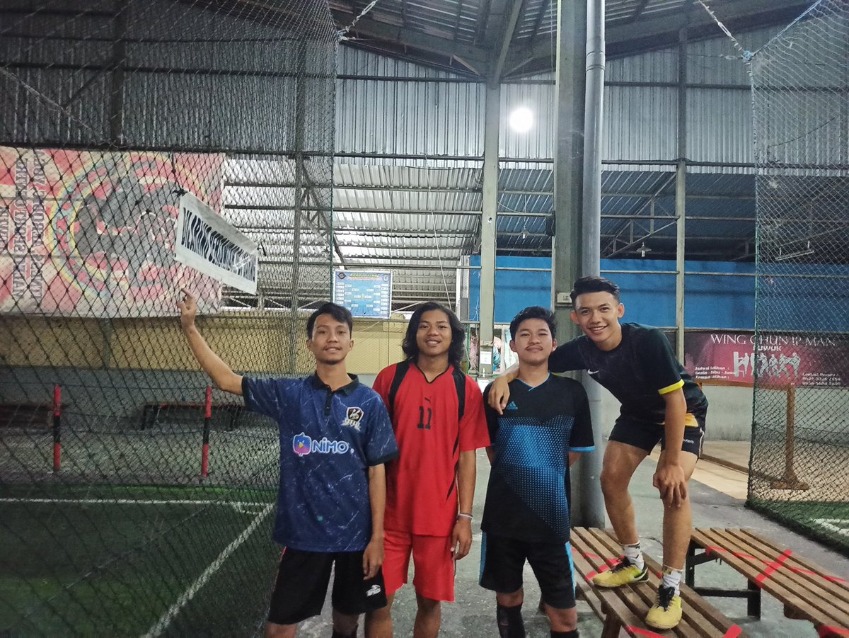 AkmalfataM19's tweet photo. Akhirnya bersua kembali dlpangan setelah kurang lebih 2bulan// #futsalan https://t.co/Wo8roVeMxt