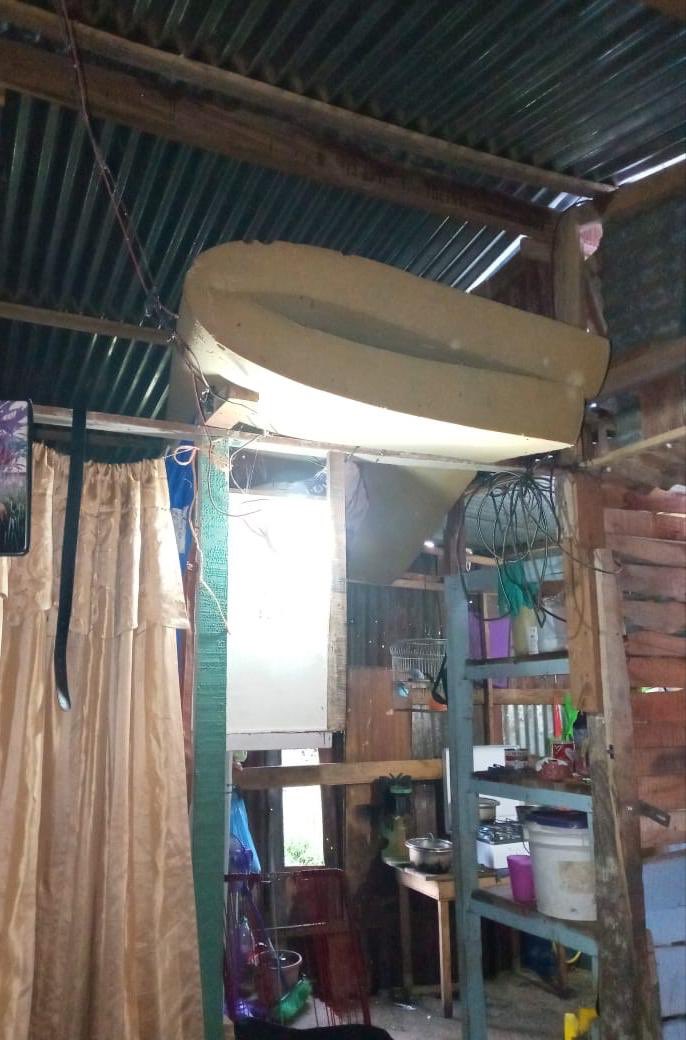 🚨 RT POR FAVOR 🚨
En Aguas Zarcas, San Carlos hay una familia de 6 personas (tres niños de edad escolar, un muchacho de 18 años que se quedó sin trabajo y dos adultos mayores) que paga alquiler para vivir en las condiciones de las fotos.  (1/3)