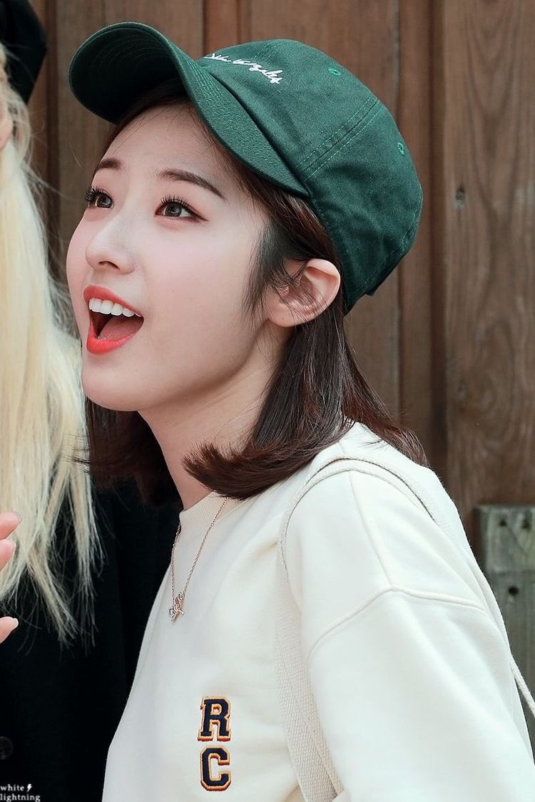 haseul the tam and this brown shirt,, she’s so cute