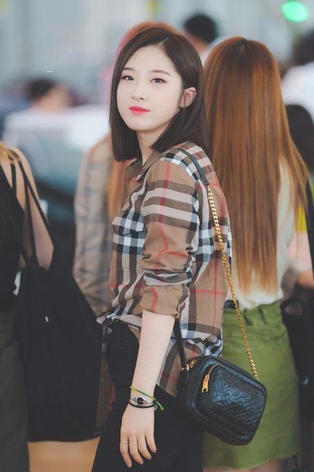 haseul the tam and this brown shirt,, she’s so cute