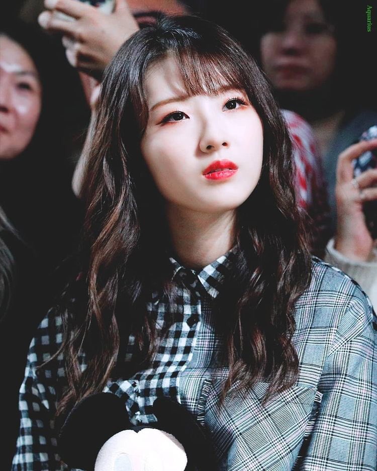 that lipstick,,, the checkered outfit,,,, i’ve connected the dots