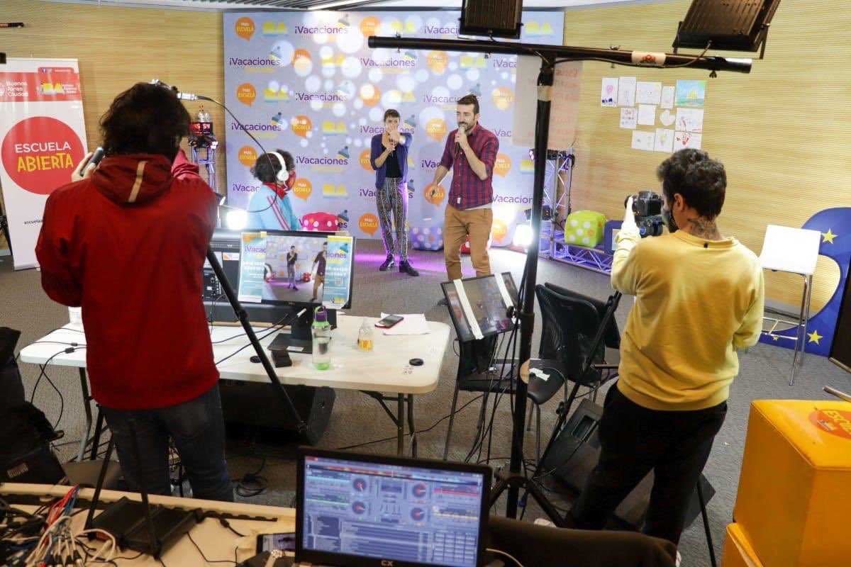 fabian_capponi's tweet photo. ¡Cuarto programa de «Más escuela en vacaciones»! 📺 Hoy interactuaron en vivo las escuelas iniciales N° 16 de Caballito, N° 4 de Flores y las primarias N° 9 de Mataderos y N° 2 de Monte Castro 🙌
#Invierno2020
#MásEscuela https://t.co/kF6xRduw3o