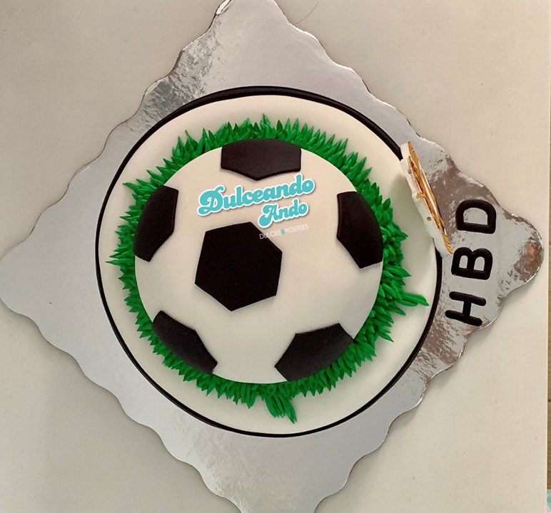 DulceandoAndo's tweet photo. Feliz Cumpleaños Futbolero
🎉🎂⚽️

#cumpleañosfeliz #pasteleriaartesanal #pasteleriacreativa #fondant #futbolsoccer #realmadrid #cumpleañoscuarentena  #nodejesdecelebrar  #DulceandoAndo #mesasdulces #eventoscorporativo #eventosinfantiles #pastelfondant #clientesfelices #delicia https://t.co/uFSbQ7gW8P