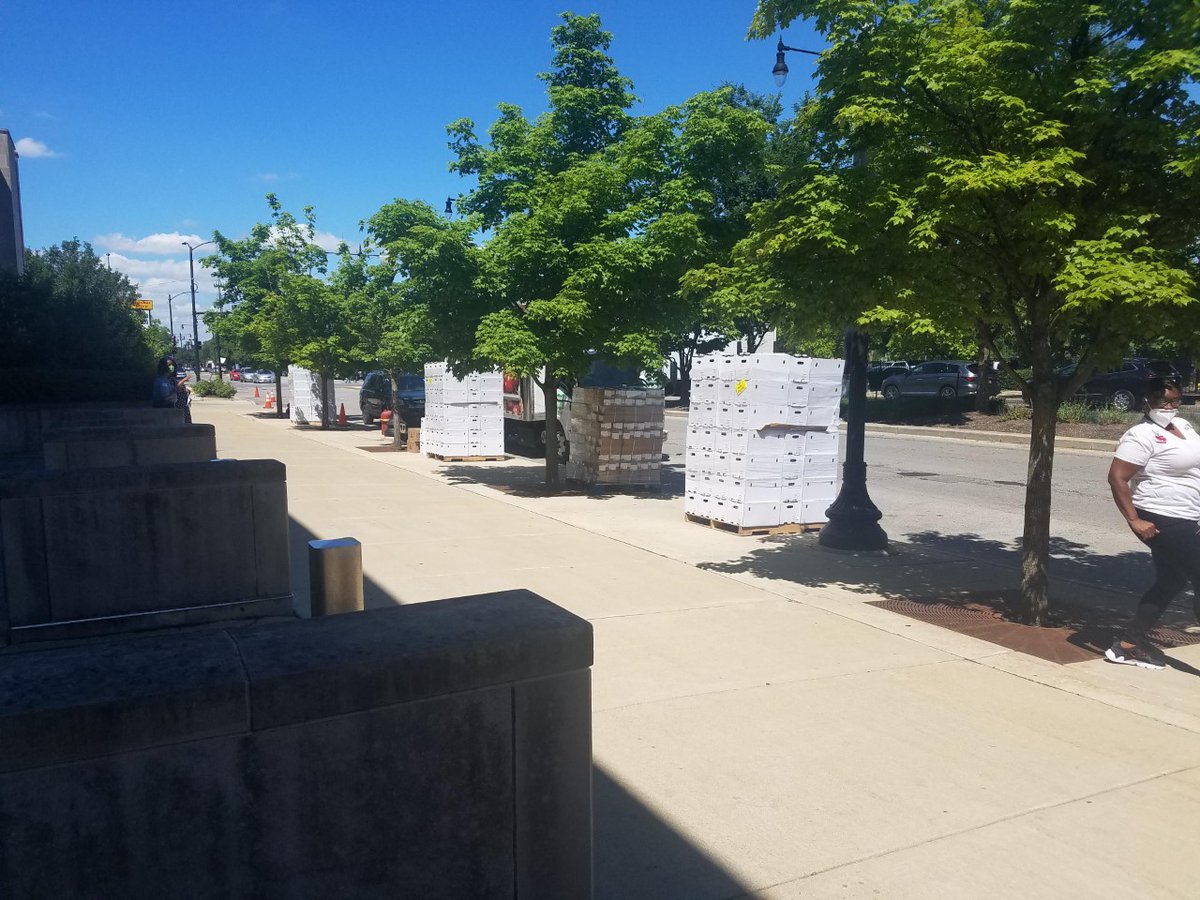 ChicagoCAPS15's tweet photo. Today the founder of #1STV @jr_bady (Stop the Violence) partnered with @ChicagoCAPS15 with the help of Summer Mobile to give 500 boxes of food away to the local community! https://t.co/dp6YXtXxUH