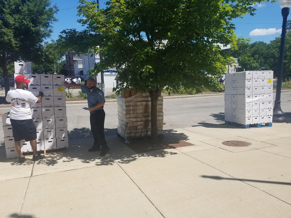 ChicagoCAPS15's tweet photo. Today the founder of #1STV @jr_bady (Stop the Violence) partnered with @ChicagoCAPS15 with the help of Summer Mobile to give 500 boxes of food away to the local community! https://t.co/dp6YXtXxUH