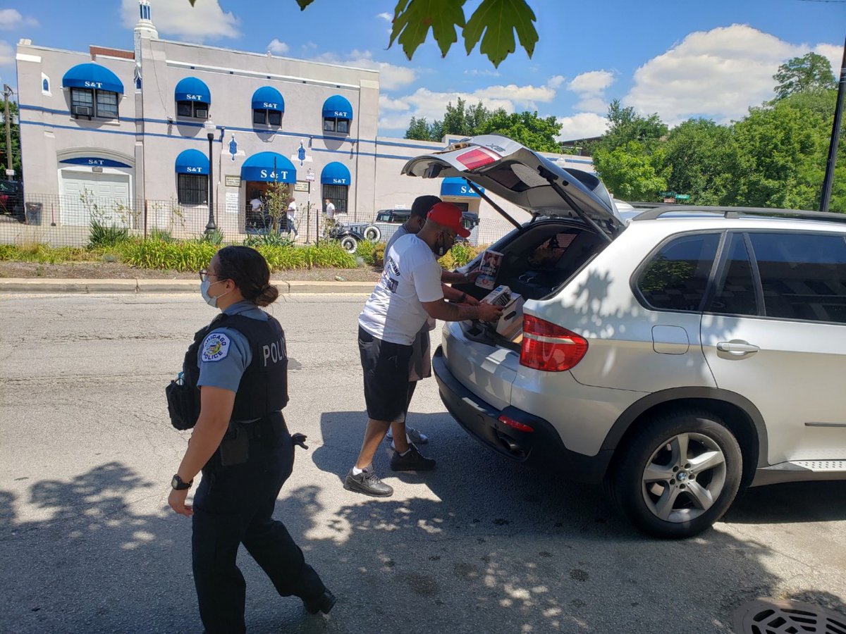 ChicagoCAPS15's tweet photo. Thank you to the founder of #1STV @jr_bady (Stop the Violence) for partnering with @ChicagoCAPS15 with the help of Summer Mobile to give 500 boxes of food away to the local community! https://t.co/OugVx2XVTx