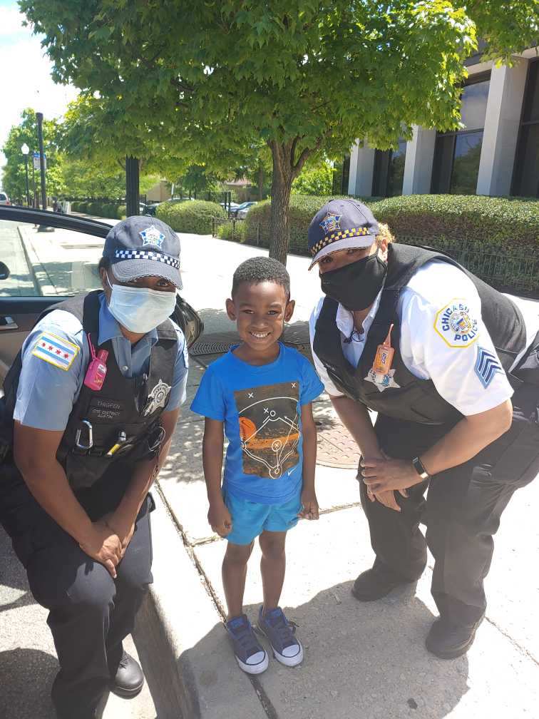 ChicagoCAPS15's tweet photo. Thank you to the founder of #1STV @jr_bady (Stop the Violence) for partnering with @ChicagoCAPS15 with the help of Summer Mobile to give 500 boxes of food away to the local community! https://t.co/OugVx2XVTx