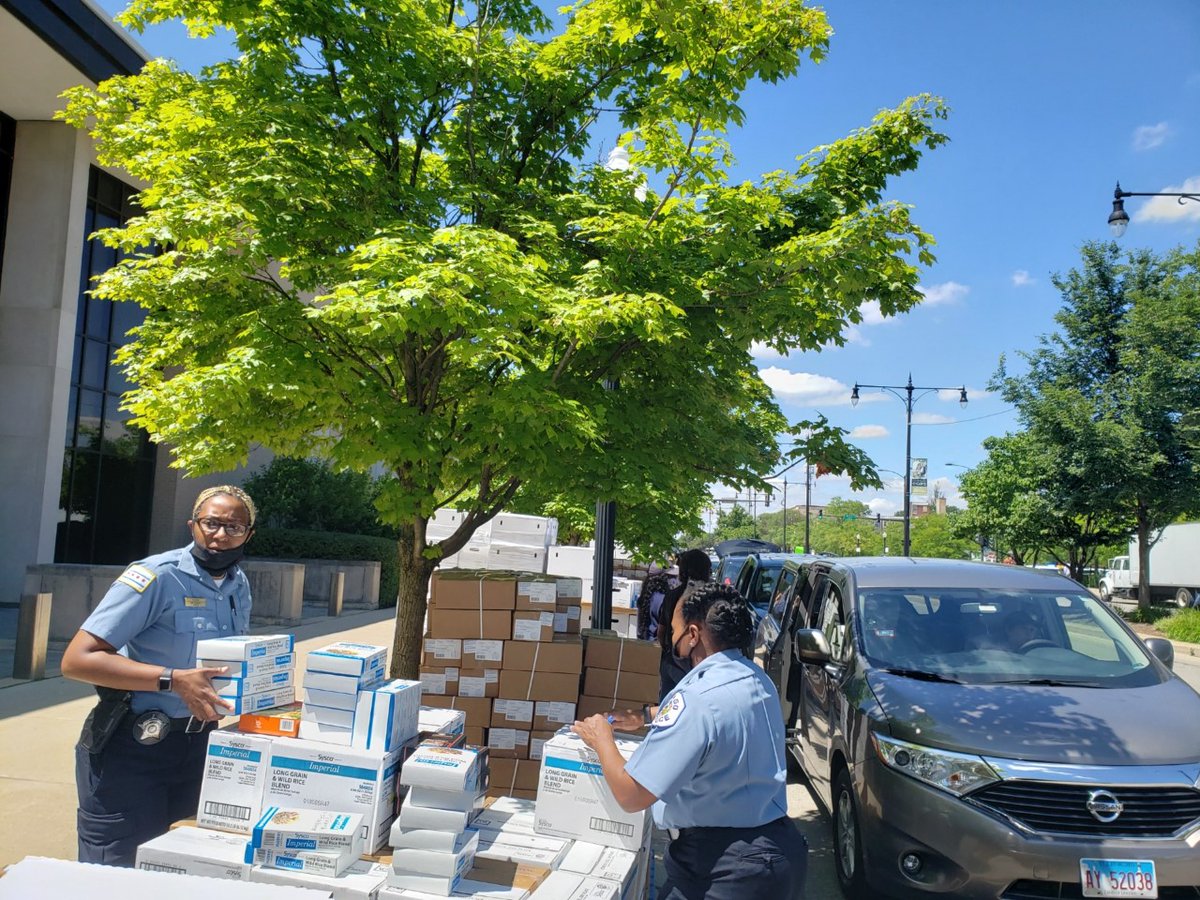 ChicagoCAPS15's tweet photo. Thank you to the founder of #1STV @jr_bady (Stop the Violence) for partnering with @ChicagoCAPS15 with the help of Summer Mobile to give 500 boxes of food away to the local community! https://t.co/OugVx2XVTx