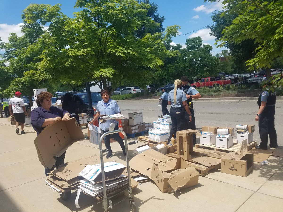 ChicagoCAPS15's tweet photo. Thank you to the founder of #1STV @jr_bady (Stop the Violence) for partnering with @ChicagoCAPS15 with the help of Summer Mobile to give 500 boxes of food away to the local community! https://t.co/OugVx2XVTx