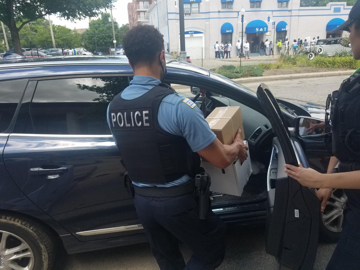 ChicagoCAPS15's tweet photo. Thank you to the founder of #1STV @jr_bady (Stop the Violence) for partnering with @ChicagoCAPS15 with the help of Summer Mobile to give 500 boxes of food away to the local community! https://t.co/y9IBpr1y8K